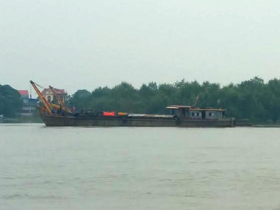 Vị tr&iacute; chiếc s&agrave; l&agrave;n NB 2159 bị ch&igrave;m tr&ecirc;n s&ocirc;ng Cấm (TP. Hải Ph&ograve;ng) đang được cơ quan chức năng trục vớt về vị tr&iacute; an to&agrave;n (Ảnh: Phương Linh)