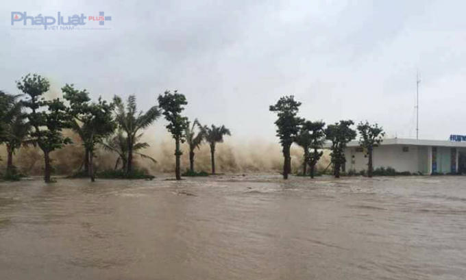 Một số tuyến đường ven biển tại TP Sầm Sơn, nước ngập đường giao thông kèm sóng lớn. (Ảnh: Băng Thanh)
