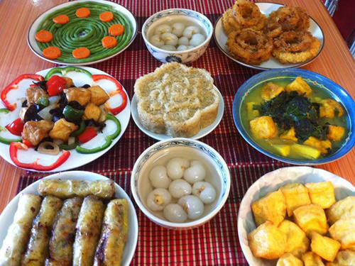 Mâm cỗ cúng phật thường là cỗ chay.