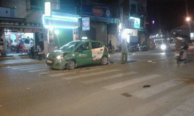 Xe Taxi Mai Linh bị nổ lốp và hư hỏng bên hông đầu xe.