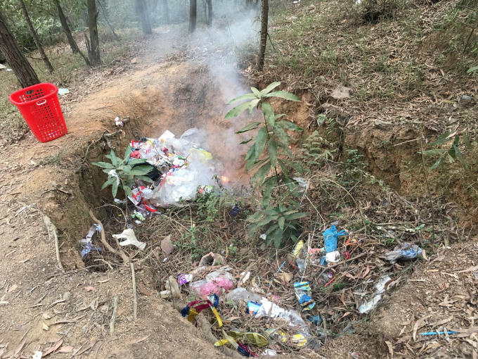 Hố xử lý rác tại chỗ trên núi Phật Tích, xung quanh là rừng thông.