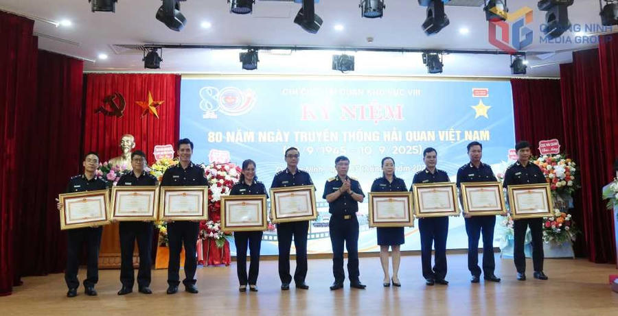 Ông Lưu Mạnh Tưởng, Phó Cục trưởng Cục Hải quan, tặng Bằng khen của Thủ tướng Chính phủ cho các cá nhân có thành tích xuất sắc. Ảnh: Hoàng Nga.