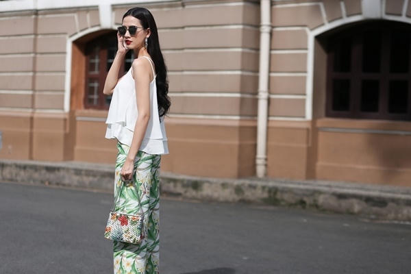 Vẻ sành điệu và trẻ trung của người đẹp khi diện cả "cây" hàng hiệu.