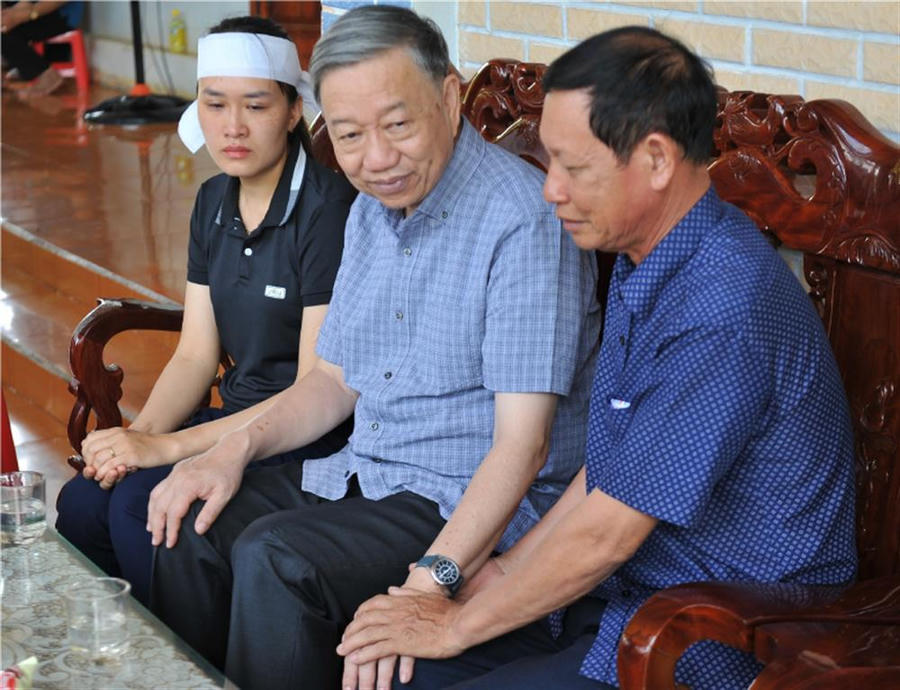 Bộ trưởng Tô Lâm thăm hỏi, động viên các gia đình liệt sỹ. Ảnh Bộ Công an