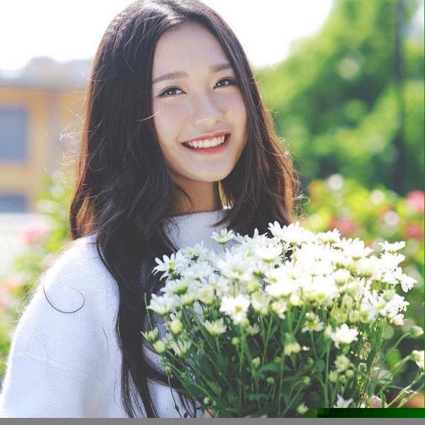 Nữ sinh dự Hoa hậu Việt Nam gây sốt vì xinh đẹp