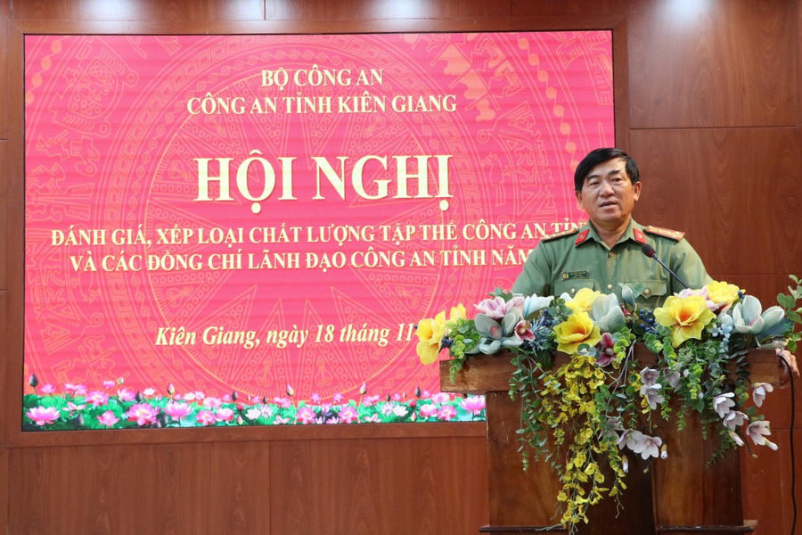 Đại tá Nguyễn Văn Hận - Uỷ viên Ban Thường vụ Tỉnh uỷ, Bí thư Đảng uỷ, Giám đốc Công an tỉnh phát biểu tại Hội nghị.