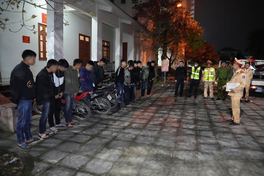Nhóm thanh niên tụ tập đua xe có biểu hiện gây rối trật tự công cộng bị Tổ 373 phát hiện, ngăn chặn - Ảnh Công an Nghệ An.