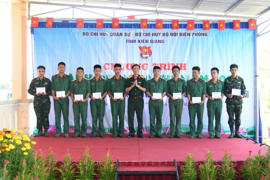 Đại tá Cao Minh Tâm - Phó Chính ủy Bộ CHQS tỉnh Kiên Giang trao tặng quà cho cán bộ, chiến sĩ đại đội 6, Tiểu đoàn 519 có hoàn cảnh khó khăn