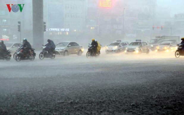 Mưa như trút vào giờ tan tầm chiều 15/7, đường phố Hà Nội ngập sâu trong nước