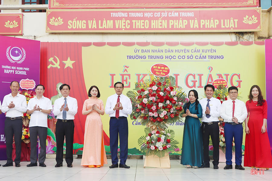 Chủ tịch UBND tỉnh Võ Trọng Hải, lãnh đạo Sở GD&amp;amp;ĐT và lãnh đạo huyện Cẩm Xuyên tặng hoa chúc mừng nhà trường nhân dịp năm học mới
