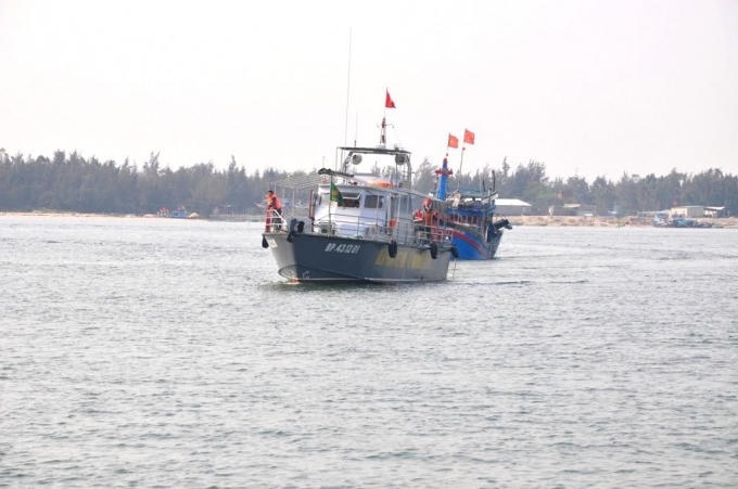 Tàu Biên phòng đang kéo tàu cá bị nạn vào bờ an toàn.