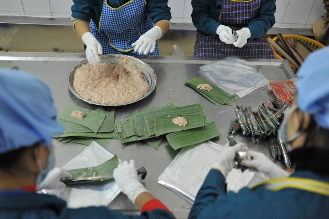 Để làm ra những chiếc giò lụa thơm ngon cũng trải qua nhiều công đoạn. Giò quả được gói trong lá chuối có kích thước to bản, lá cũng phải được chọn kĩ từ những cây chuối hột đã lớn vừa đủ để có được mùi thơm nhất.