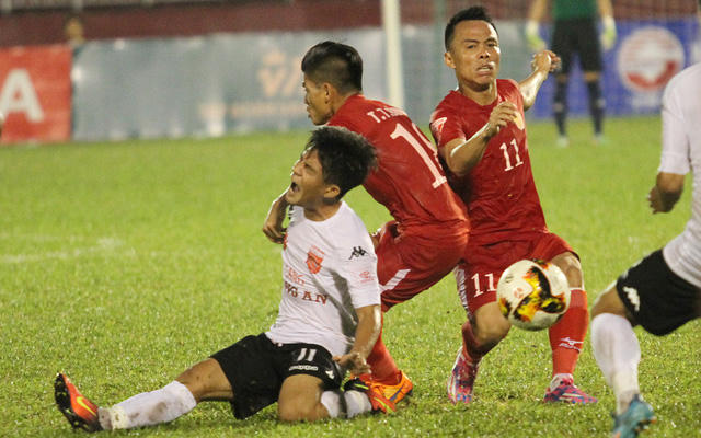 CLB Long An (trắng) sẽ phải nhận mức án phạt rất nặng