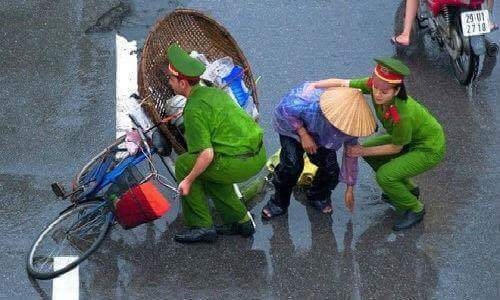 Một hình ảnh đẹp về Công an Nhân dân Việt Nam. (Nguồn: Facebook).