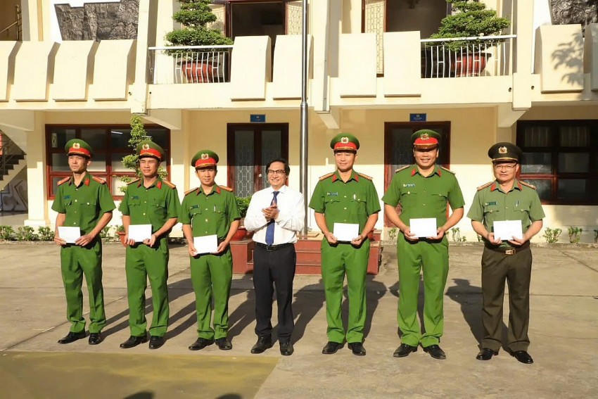 Các tổ chức, cá nhân nhận trao thưởng.