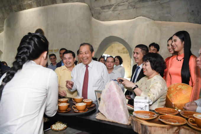 Hoa hậu, &Aacute; hậu đ&oacute;n Ph&oacute; Thủ tướng thường trực Trương H&ograve;a B&igrave;nh tại Bảo t&agrave;ng thế giới c&agrave; ph&ecirc;