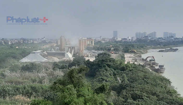 Khu vực bến thuỷ, trạm sản xuất vật liệu xây dựng xả khói bụi trên địa bàn xã Bát Tràng, Hà Nội.