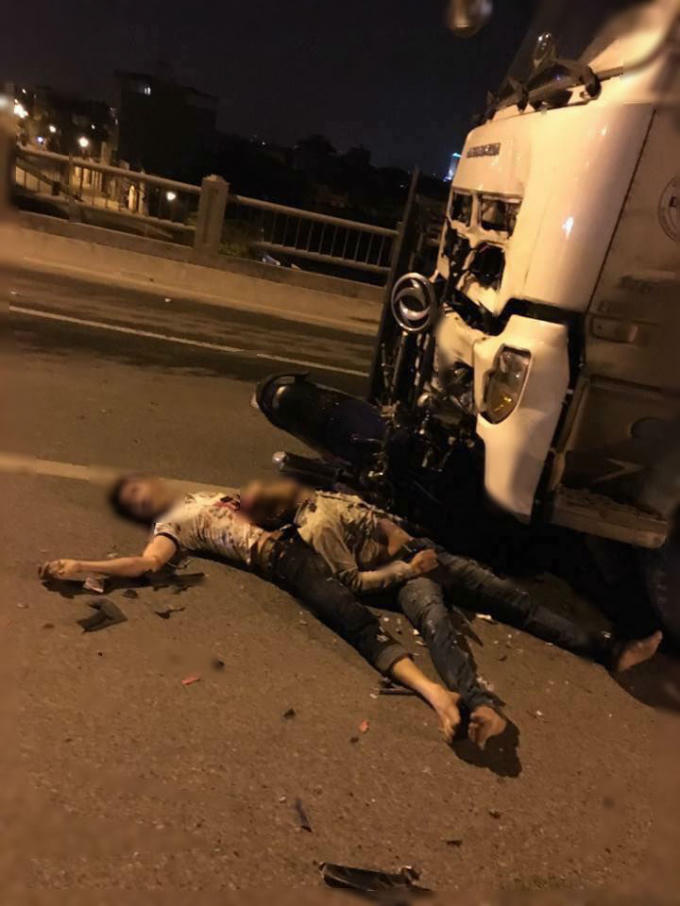 Hai nạn nhân tử vong ngay tại chỗ trước đầu xe ô tô.