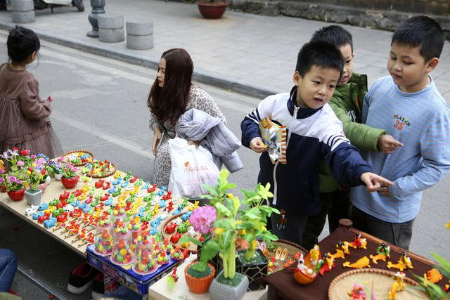 Ở đoạn phố này có nhiều gian hàng bán đồ lưu niệm, câu đối, đồ chơi dân gian phuc vụ dịp Tết nguyên đán.
