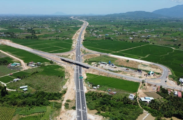 Xe đã lăn bánh trên cao tốc, vì sao người dân tỉnh Bình Thuận vẫn