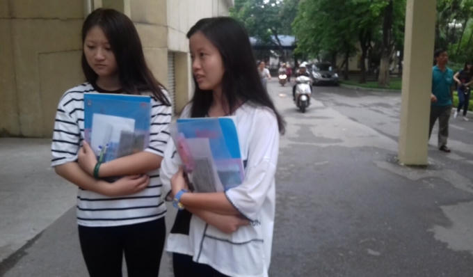 Bạn Phùng Thị Thu Trà (bên phải), học sinh THPT Quảng Oai HN chia sẻ: “Đây là môn tự chọn nên phần đa các bạn học sinh dự thi chỉ để xét điểm vào khối C. Em dự đoán năm nay đề sẽ tập trung vào đề tài biến đổi khí hậu và đó là nội dung trọng tâm mà em đã ôn luyện để chuẩn bị cho môn thi này”.
