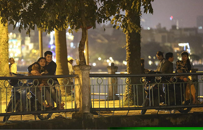 nhung phut giay ngot ngao cua gioi tre ha noi trong dem valentine hinh anh 11