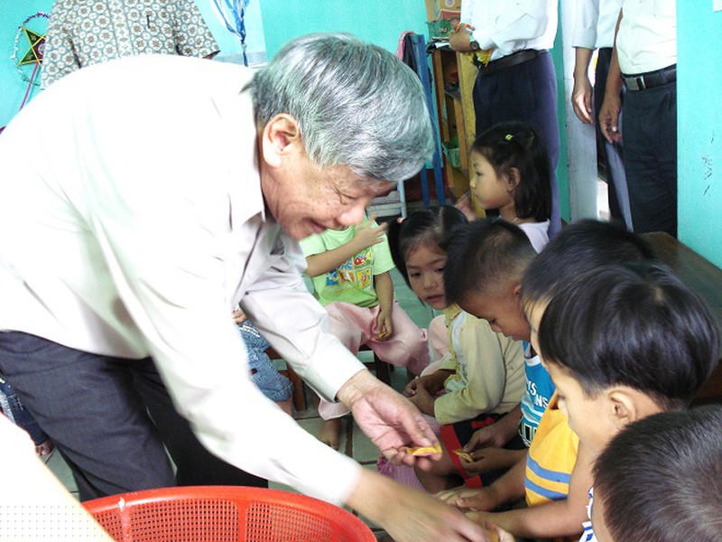 Cố Tổng Bí thư Lê Khả Phiêu với người dân làng Rồng. (Ảnh: Tâm Hành).