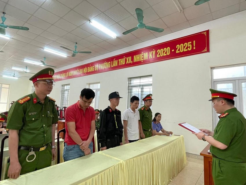 Cơ quan công an đọc lệnh bắt giữ 2 bị can Nguyễn Tấn Linh và Đỗ Hoành Quân. Ảnh: Công an Hà Giang