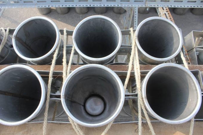Bệ pháo được lắp ráp xong trước khi thả pháo.