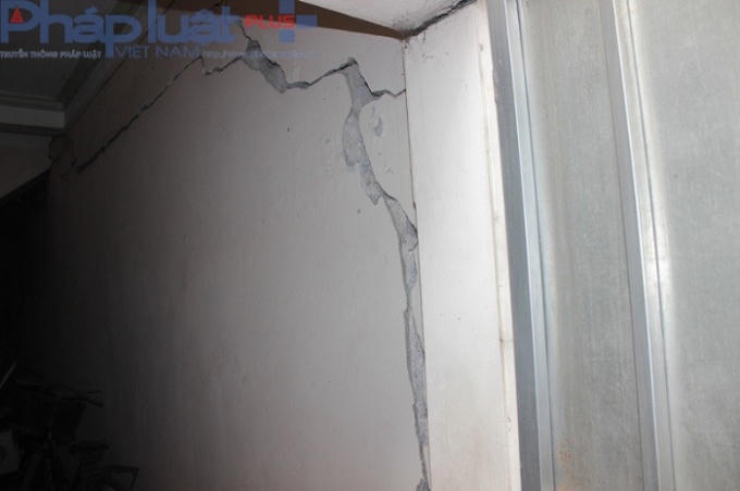 Tường nhà dân bị xe đâm nứt toác.