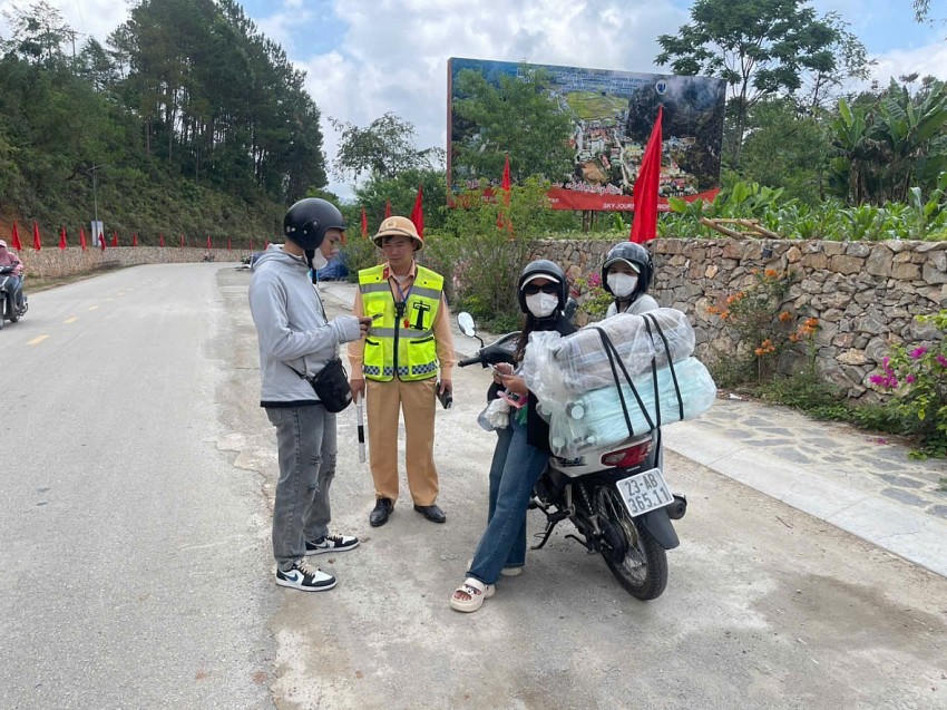Tổ CSGT Đồng Văn thuộc Phòng CSGT Công an tỉnh Tuyên Quang tuần tra, kiểm tra các phương tiện tham gia giao thông.
