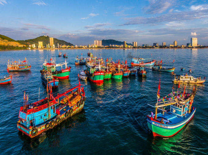 Ngoài những vẻ đẹp hấp dẫn du khách mà thiên nhiên ban tặng Vũng Tàu còn hấp dẫn và níu chân du khách từ nét văn hoá độc đáo, đa dạng. Tín ngưỡng dân gian và các lễ hội đặc sắc khó lòng nào có thể từ chối. Phổ biến như Lễ hội Nghinh Ông ngoài biển khơi có quy mô rất lớn được tổ chức hằng năm vào tháng 8 âm lịch. Đây chính là dịp cúng tế thần biển, cầu an cho nhân dân, nghi thức cũng tế sẽ đen xen từ truyền thống đến cung đình và đền miếu.