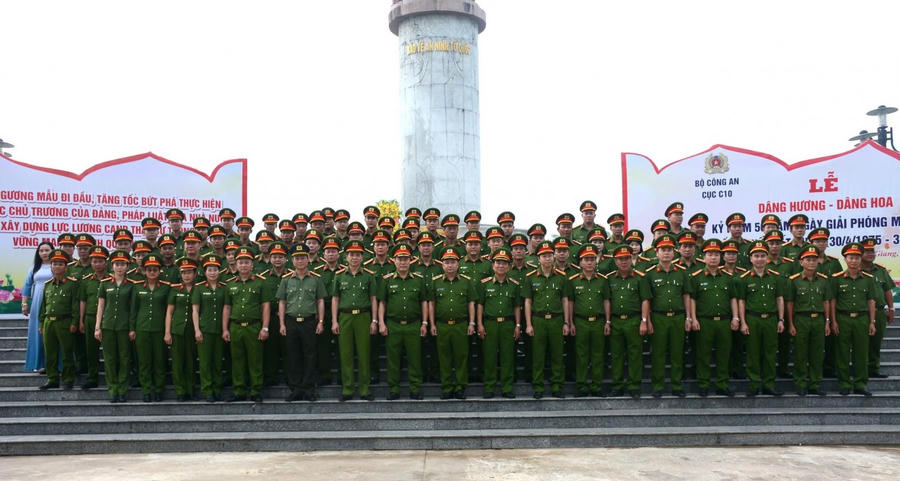 Đoàn chụp lưu niệm tại lễ dâng hương, dâng hoa tại khu di tích lịch sử quốc gia Ban An ninh khu IX
