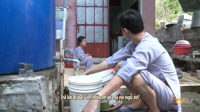 Bố Thành Được rất tuân thủ luật lệ khi không trả lời Bell mặc dù cố bé liên tục đưa ra những câu hỏi.