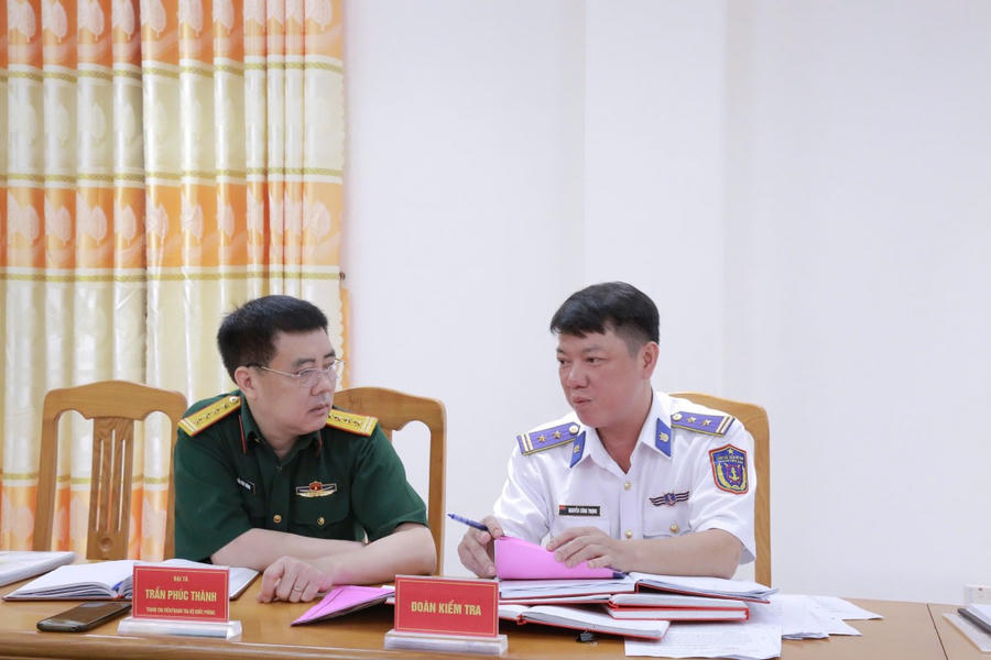Đoàn kiểm tra tiến hành kiểm tra tại cơ quan BTL Vùng Cảnh sát biển 4