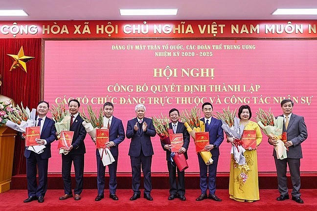 Bí thư Đảng ủy, Chủ tịch Ủy ban Trung ương MTTQ Việt Nam Đỗ Văn Chiến trao quyết định cho nhân sự mới của 22 tổ chức đảng trực thuộc Đảng ủy MTTQ, các đoàn thể Trung ương.
