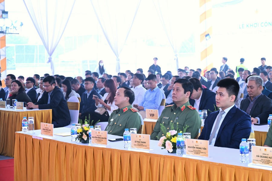 Thứ trưởng Đặng Hồng Đức chủ trì buổi Lễ.