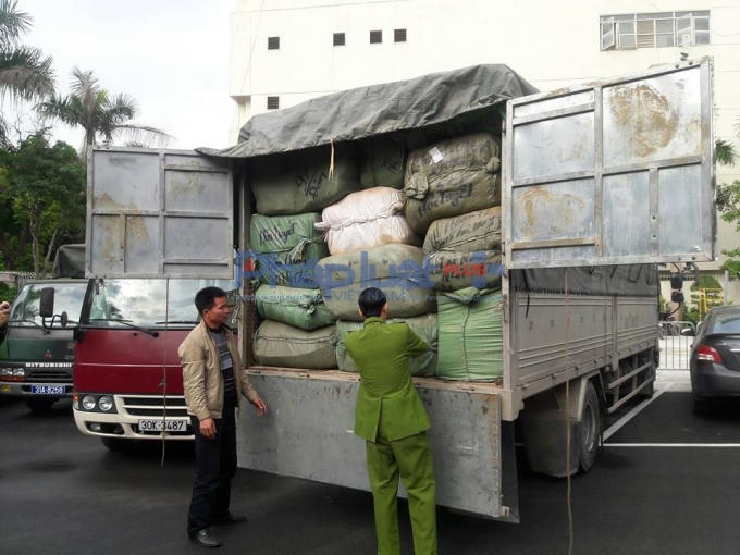 Lái xe Nguyễn Văn Quang và số hàng lậu.