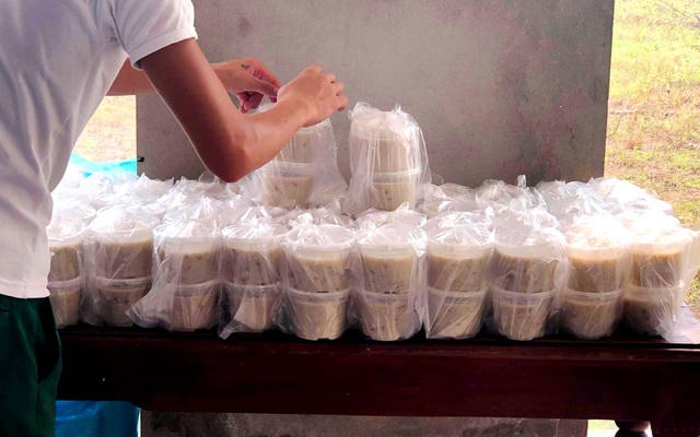 Chiến sĩ nấu cháo cho trẻ em, người già, người yếu sức khỏe