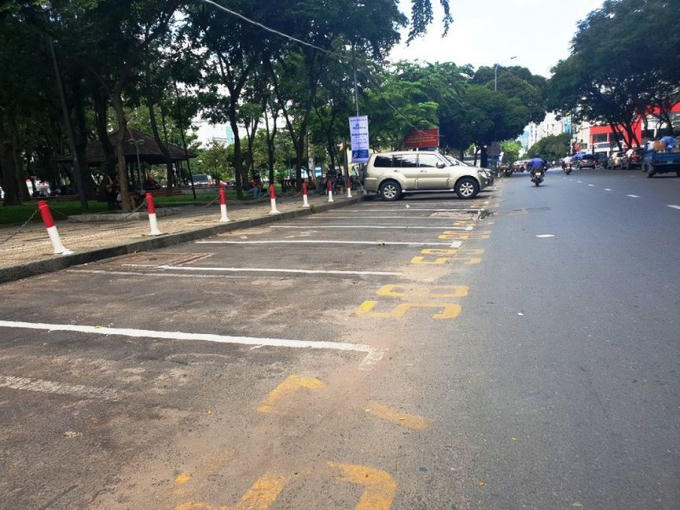 Nhiều tuyến đường đậu xe có thu phí vắng hoe khi tài xế không chịu được mức phí quá cao. Trên đường Lê Lai, quận 1, ngày thường đoạn đường này có hơn 80 chỗ đỗ xe luôn luôn chật kín phương tiện. Tuy nhiên, sáng 1/8, bãi đỗ này vắng hoe, do tài xế vào rồi đi vì mức phí quá cao.