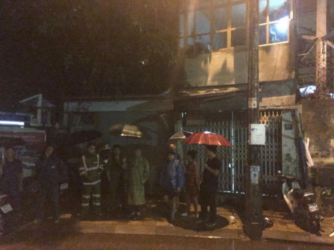 Nhầm ch&acirc;n ga, xe Mercedes lao xuống hồ Tr&uacute;c Bạch