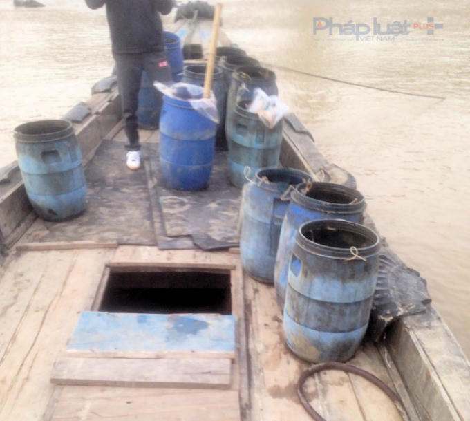 14 thùng chất thải độc hại bị bắt quả tang ngày 31/12/2016 đã kịp xả xuống biển 11 thùng. (Ảnh: Anh Thắng)