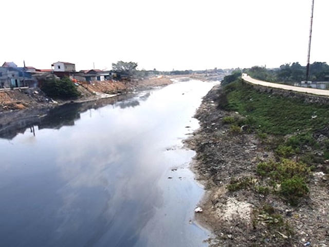 Sông Ngũ Huyện Khê, nơi đổ ra sông Cầu, đã hoàn toàn trở thành một dòng sông chết.