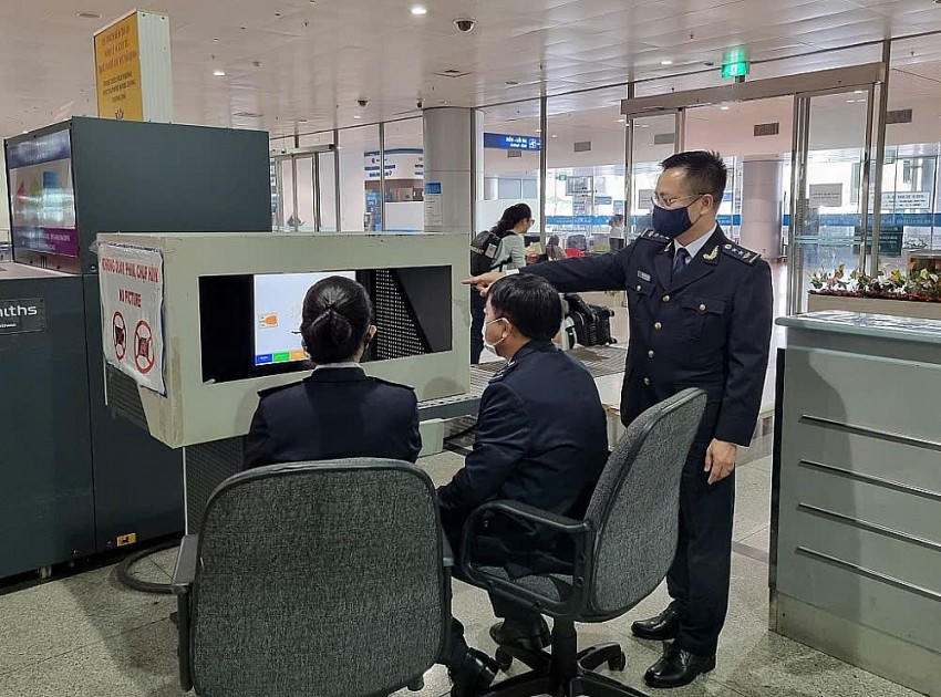 Hải quan kiểm soát nghiệp vụ tại cửa khẩu Tân Sơn Nhất.