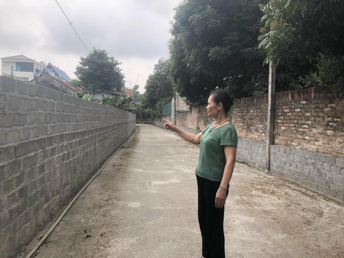 Bà Thân chỉ con đường gia đình đã san lấp, mở lối vào khu đất của gia đình từ năm 1978