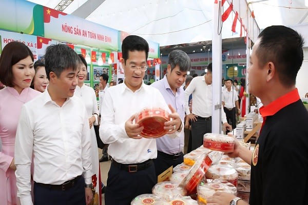 Ông Trần Anh Dũng, Phó Chủ tịch UBND tỉnh Ninh Bình, tham quan gian hàng.