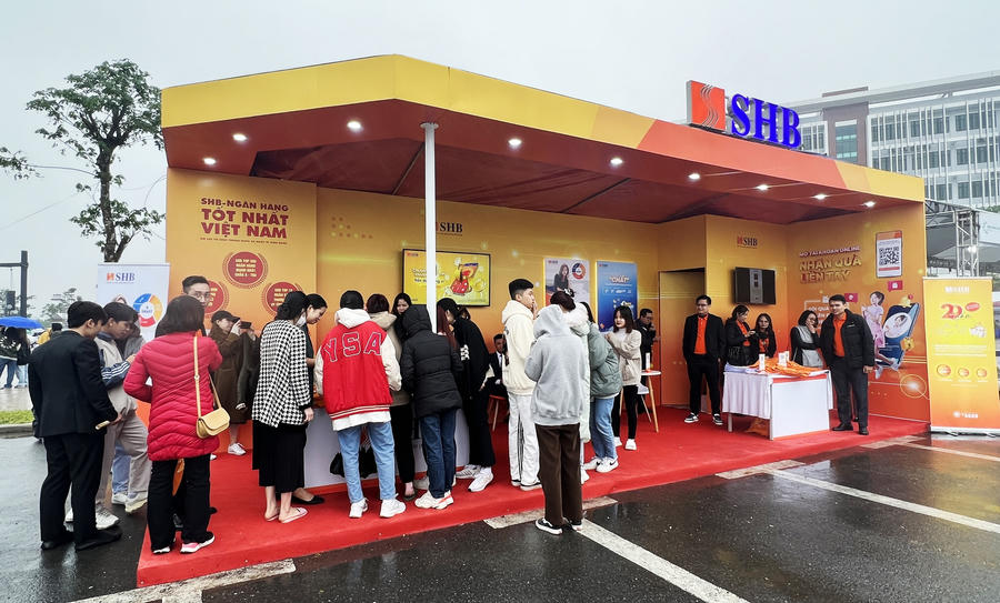 Gian hàng của SHB ấn tượng và bắt mắt thu hút nhiều sự quan tâm của các đại biểu và các bạn sinh viên