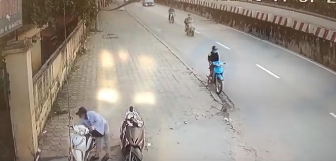 Thao t&aacute;c bẻ kh&oacute;a được t&ecirc;n trộm thực hiện chỉ trong v&ograve;ng v&agrave;i gi&acirc;y. (Ảnh: Cắt từ clip)