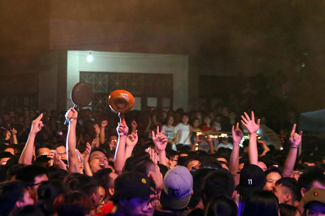 Theo dòng các sự kiện “ảo” trên mạng xã hội, nhiều bạn trẻ mang cả chảo đi để cổ vũ thêm phần “sung”