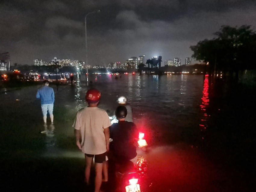 Sau thời gian dài chờ đợi, các phương tiện vẫn không thể lưu thông qua khu vực này.